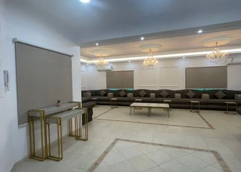 شاليه بمسبح وجلسات خارجية ومجالس