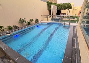 شاليه بمسطح اخضر وجلسة خارجية 