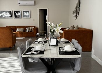 شاليه بمسطح اخضر وجلسات خارجيه