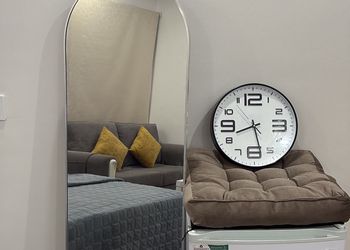 استديو بأثاث مريح وبسيط 