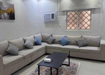 شقة بصالة مريحة وغرفتين نوم 