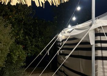 مزرعة ببيت شعر ومسطح اخضر