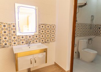 شاليه بمسطح اخضر وجلسة خارجية 
