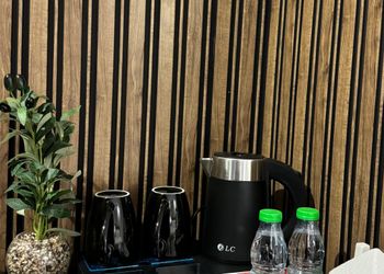 استديو بأثاث مريح وبسيط 