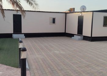 استراحه بمسبح خارجي بحاجز والعاب اطفال