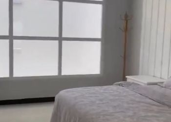 شاليه بمسطح اخضر ومسبح 
