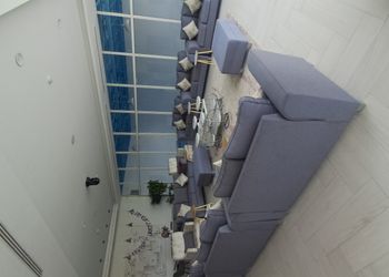 شاليه بمسطح اخضر والعاب اطفال