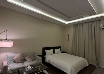 استديو بأثاث مريح وبسيط 