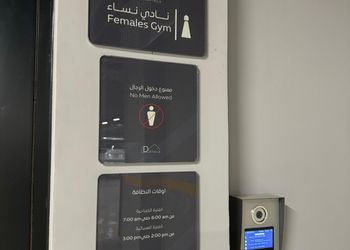 شقة بصالة وثلاث غرف نوم