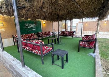 شاليه بطابع تراثي وجلسة خارجية 