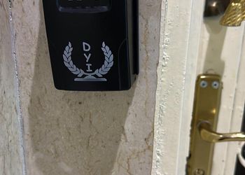 استديو بأثاث مريح وبسيط 