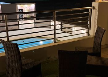 شاليه بصالة مطلة على المسبح 