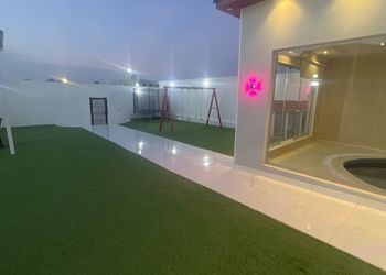  شاليه بمسطح اخضر و مسبح.