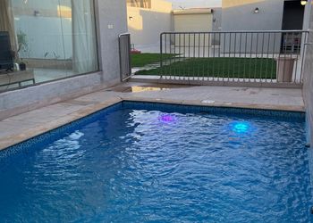 شاليه بمسبح خارجي ومسطح اخضر