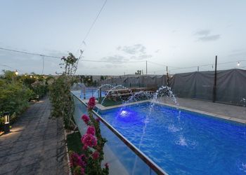 شاليه بمسطح اخضر و مسبح