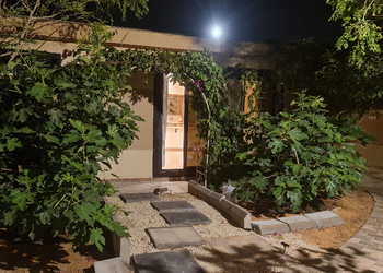 استراحة بجلسات خارجيةومسبح داخلي