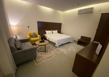 استديو بأثاث مريح وبسيط 