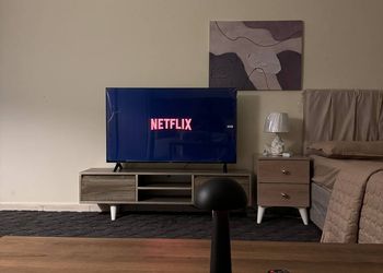 استديو بأثاث مريح وبسيط 
