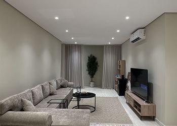 استديو بأثاث مريح وبسيط