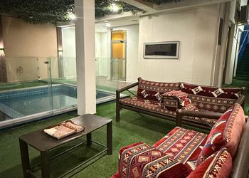 شاليه بمسطح اخضر وجلسة خارجية