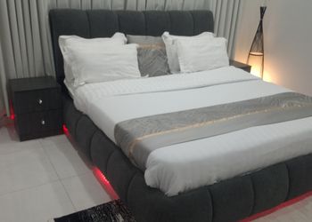 شقة بغرفة معيشة وغرفة نوم