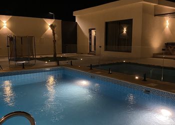 شاليه بمسطح اخضر و مسبح