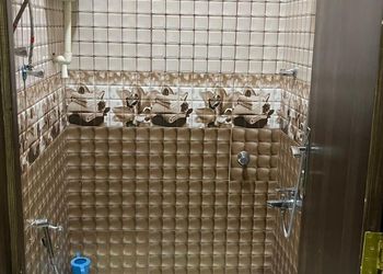 شاليه بمسطح اخضر ومسبح 