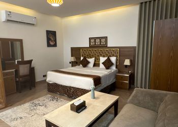 استديو بسرير ماستر وأثاث مريح 