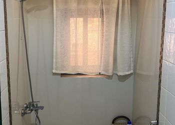 استديو بسرير ماستر وأثاث مريح 