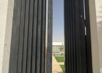 شاليه بمسطح اخضر وجلسة خارجية