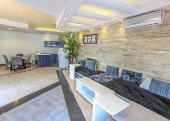شاليه بجلسة خارجيه ومسطح اخضر في قرطبه