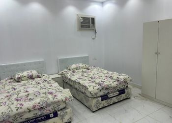 شقة بصالة وثلاث غرف نوم
