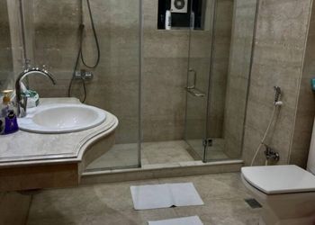 شقة بصالة وثلاث غرف نوم