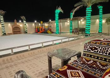 استراحة بجلسة مطلة على المسبح 