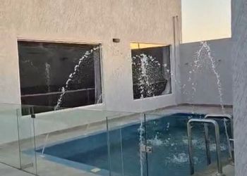 شاليه بمسطح اخضر ومسبحين