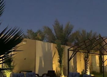 شاليه بمسطح اخضر وجلسة خارجية 
