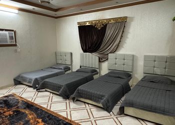 شقة بغرف نوم وصالة ومجلس 