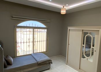 شقة بصالة وثلاث غرف نوم 