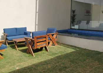 شاليه بصالة مطلة على المسبح 