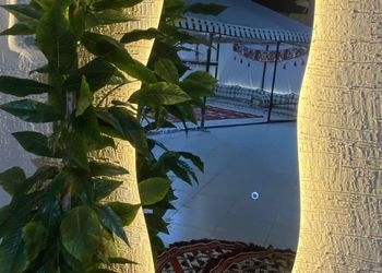 شاليه بمسطح اخضر ومسبح 