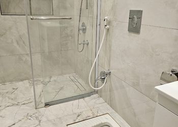 استديو بأثاث مريح وبسيط 