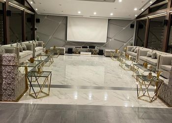 شاليه فاخر بجلسة خارجية ومسبح