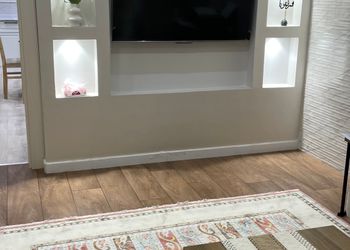 شقة بصالة جلوس وغرفتين نوم 