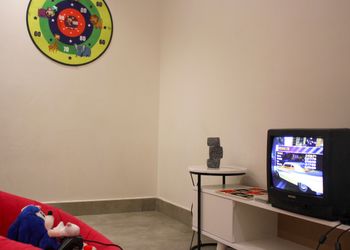 شقة بغرفة معيشة وغرفتين نوم 