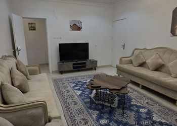 شقة بصالة وغرف نوم ومجلس