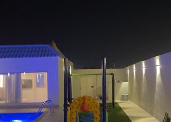 شاليه بمسطح اخضر ومسبح 
