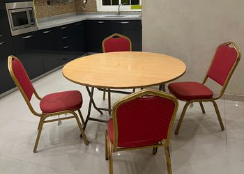 استراحة بمسبح داخلي ومسطح اخضر
