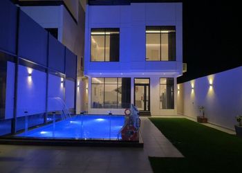 شاليه بمسطح اخضر ومسبح 