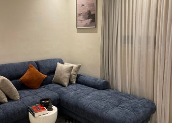 استديو بأثاث مريح وبسيط 