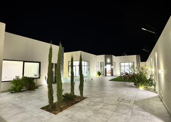 شاليه بمسطح اخضر ومسبح 